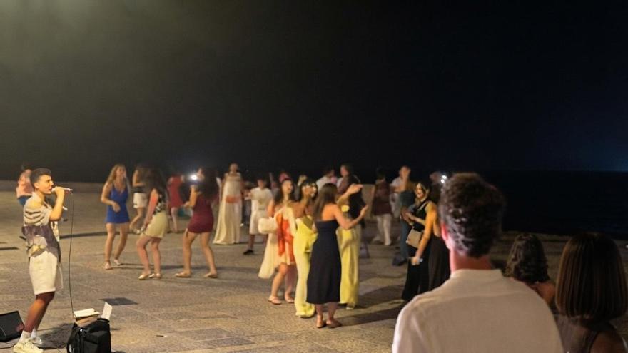 Ärger bei den Anwohnern: 300 Menschen feiern nächtliche Spontanparty vor Palmas Kathedrale