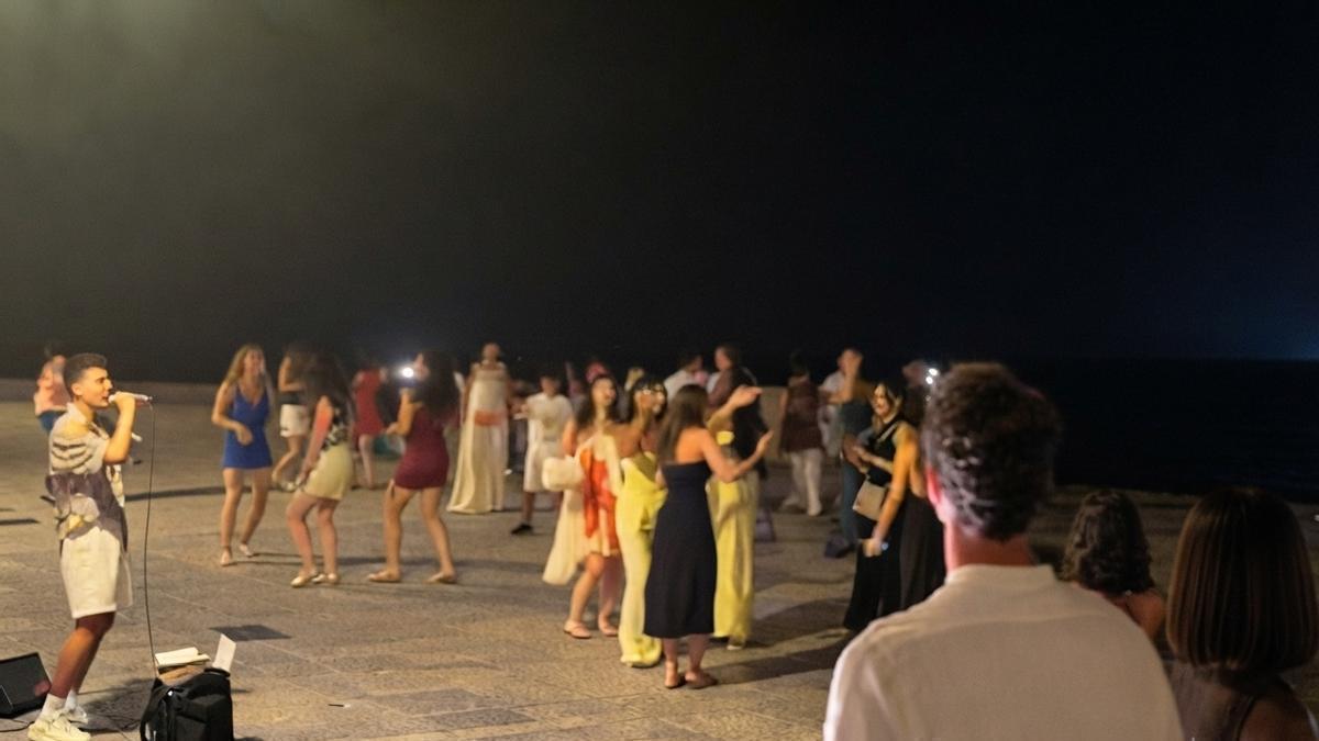 -rger-bei-den-Anwohnern-300-Menschen-feiern-n-chtliche-Spontanparty-vor-Palmas-Kathedrale