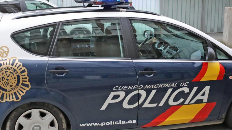 Uno de los policías imputados entra en los juzgados // J. R.