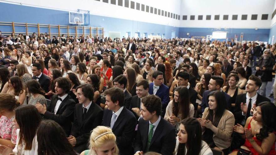 Alumnos de Bachillerato del IES Universidad Laboral, en el polideportivo del centro.