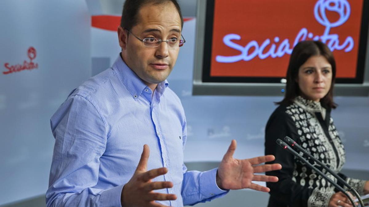 Foto de archivo. El secretario de Organización del PSOE, César Luena, durante una rueda de prensa