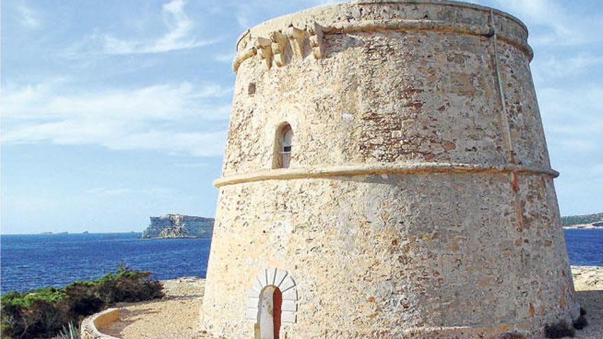 La torre d´en Rovira con el islote de sa Conillera al fondo