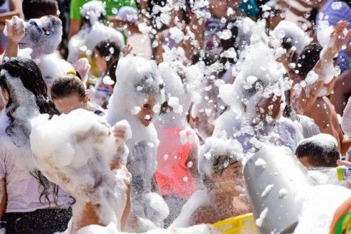 Fiesta de la espuma en la Plaza San Rafael en Vecindario