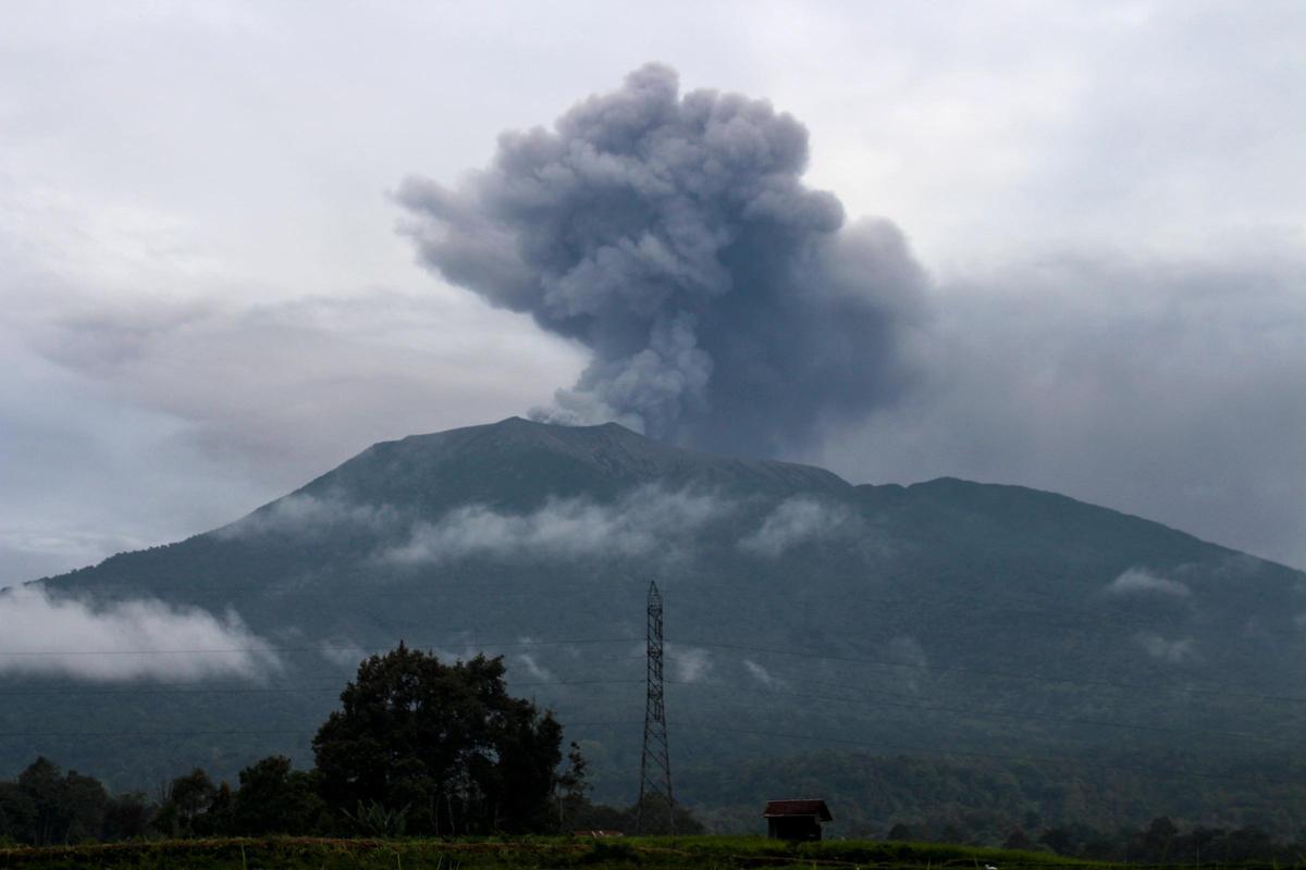 Búsqueda contrarreloj de 12 alpinistas desaparecidos tras la erupción del volcán Marapi, en Indonesia