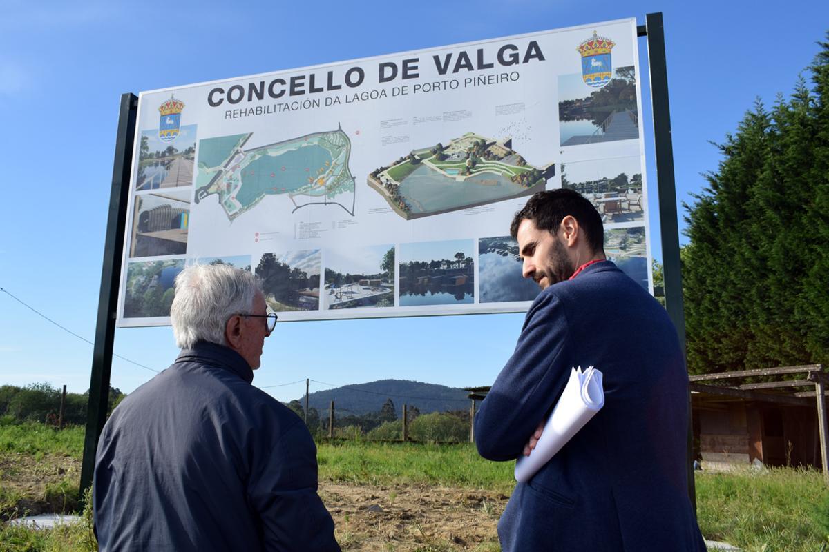 La visita del alcalde y el director xeral. En el cartel se aprecia la magnitud de la obra.