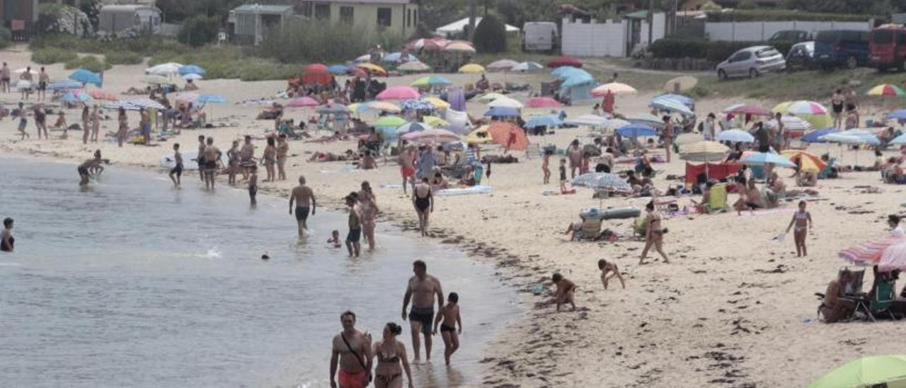 Las afluencia de turistas –en la imagen la playa de Mourisca, ayer– ha elevado el número de pacientes atendidos en los centros de salud. | S. ÁLVAREZ