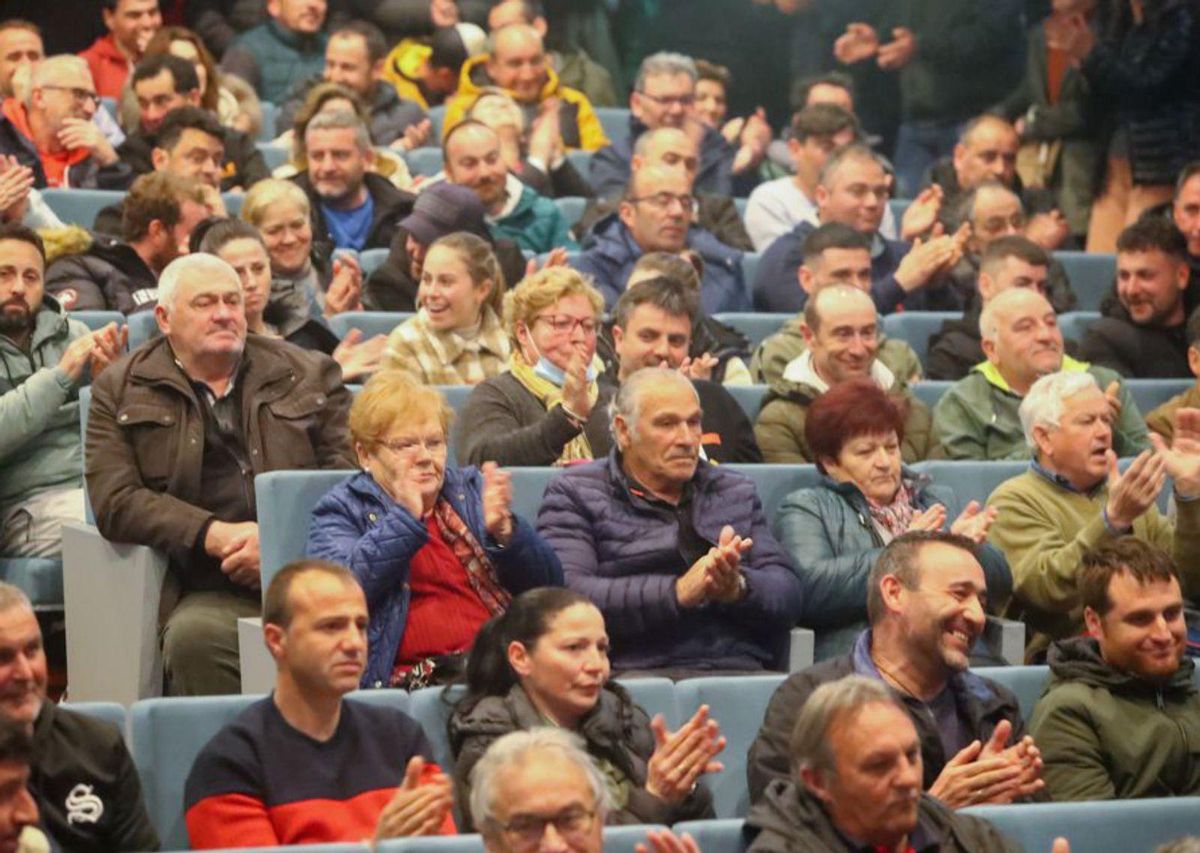 Una reunión de bateeiros en A Illa. | // IÑAKI ABELLA
