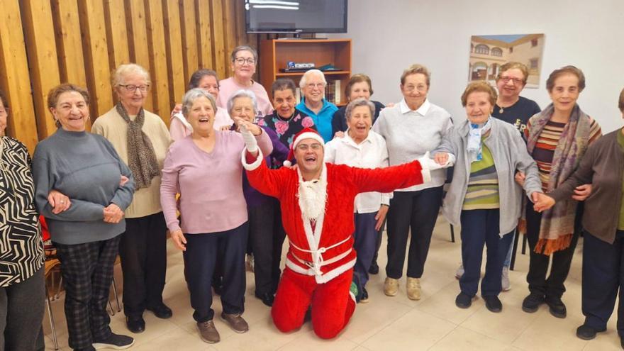 Papá Noel "regala" alegría y cariño a las mujeres de Tagarabuena