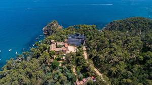 Una imatge aèria de Cap Roig, on SOS Costa Brava reclama habilitar el camí de ronda