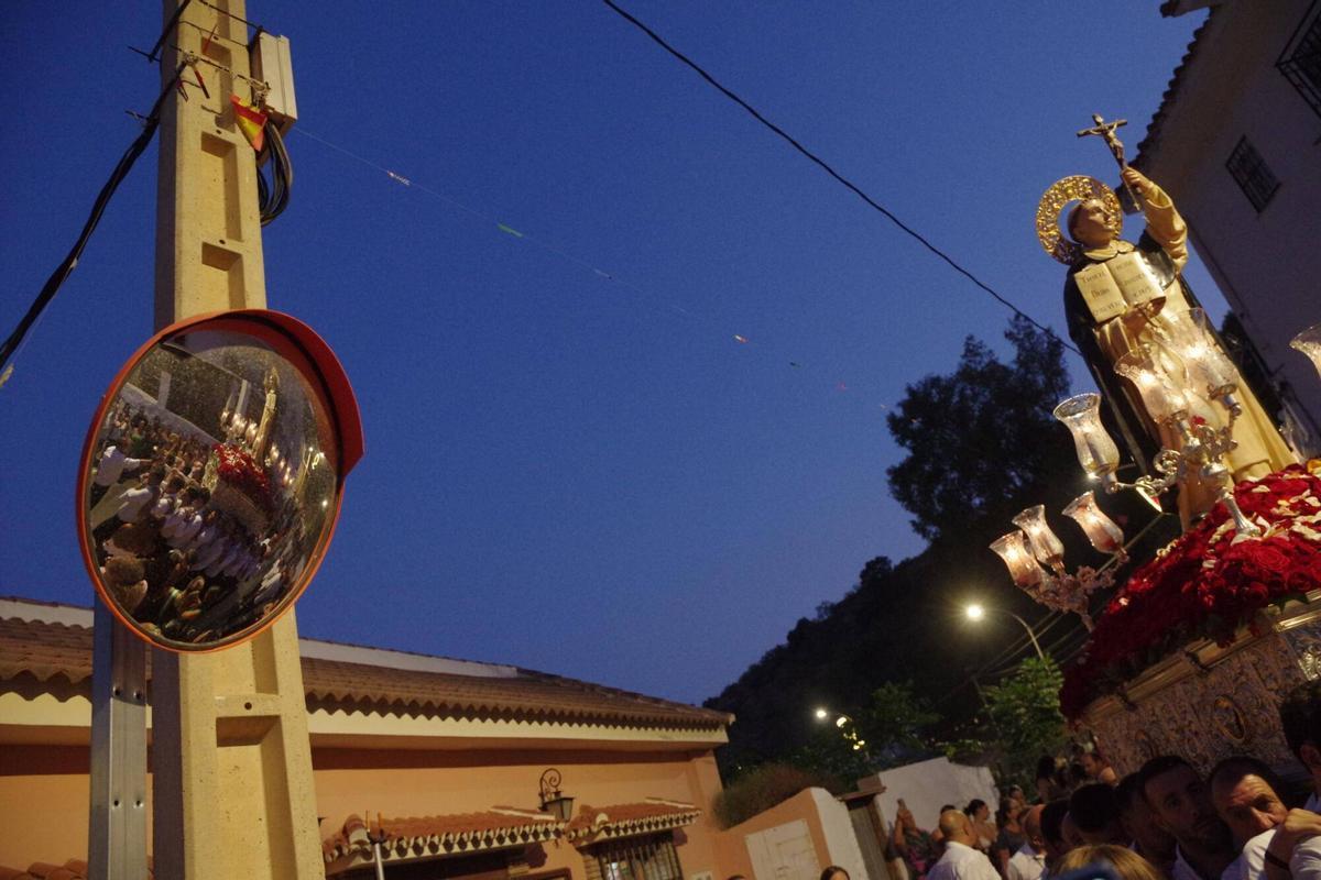 Las calles de Olías vivieron la procesión de San Vicente Ferrer, una cita en la que sus vecinos rindieron culto a su patrón por las estrechas calles del núcleo. Las calles de Olías vivieron la procesión de San Vicente Ferrer, una cita en la que sus vecinos rindieron culto a su patrón por las estrechas calles del núcleo.