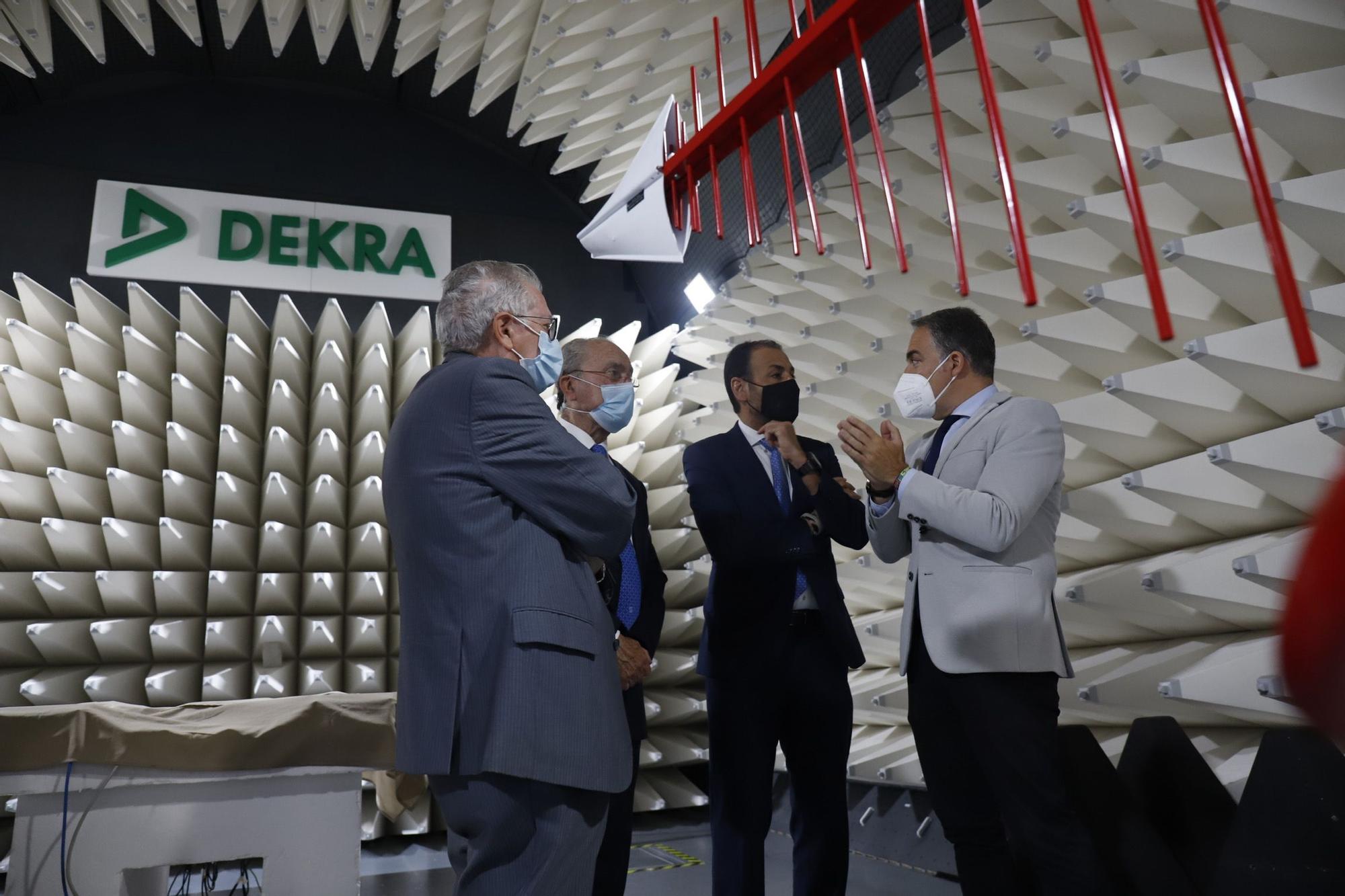 Elías Bendodo visita la fábrica de Dekra, en el PTA.
