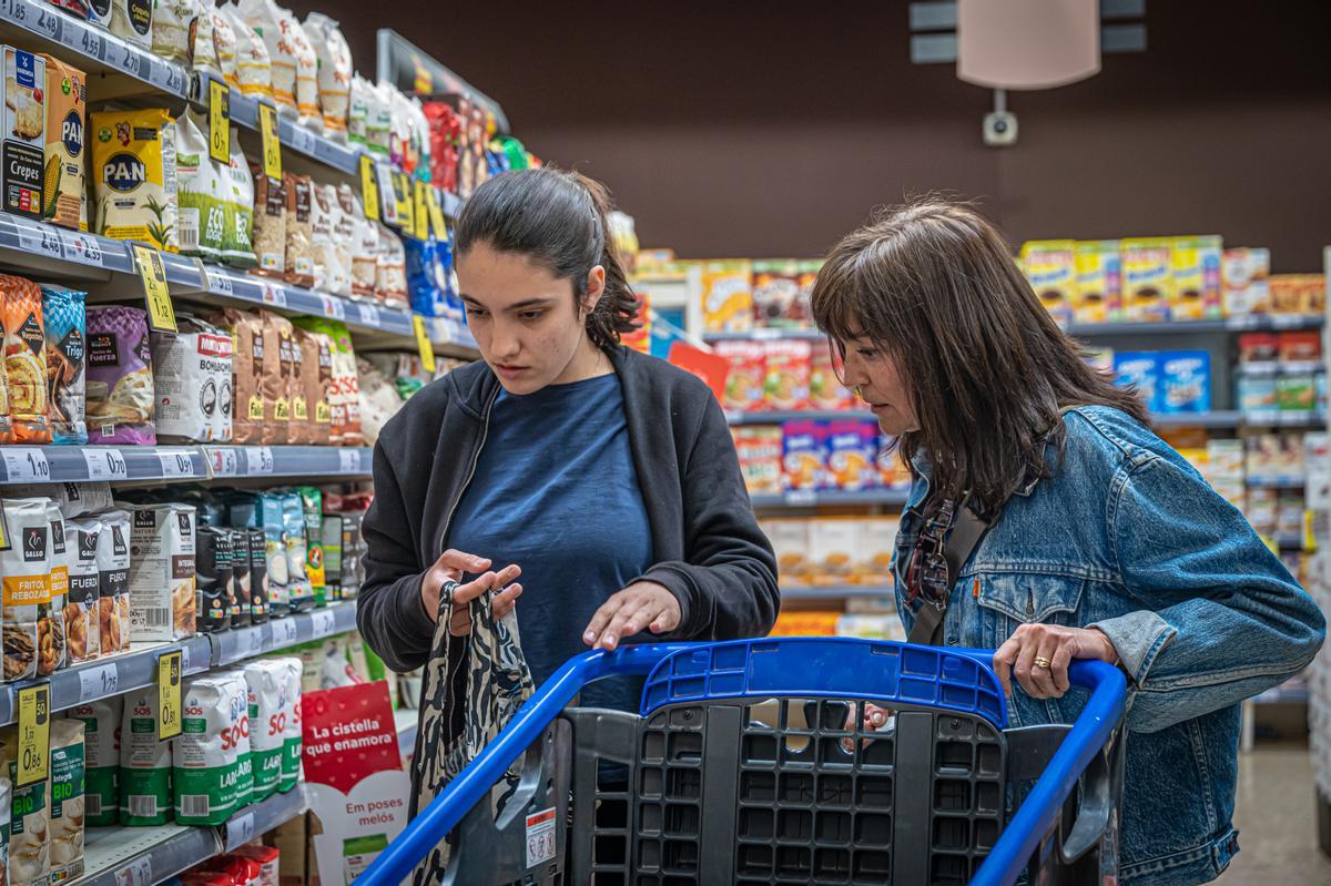 Jana y su asistenta, Marga, haciendo la compra en un supermercado de Molins de Rei (Barcelona).