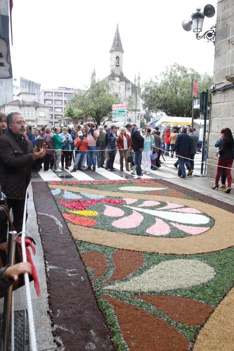 La lluvia ha amenazado la procesión y las alfombras florales, pero finalmente el recorrido se ha realizado con normalidad.