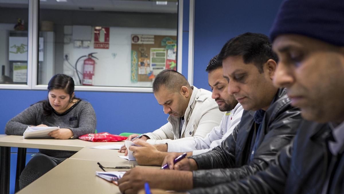 Imagen de archivo de migrantes en Barcelona realizando un examen para obtener la nacionalidad española