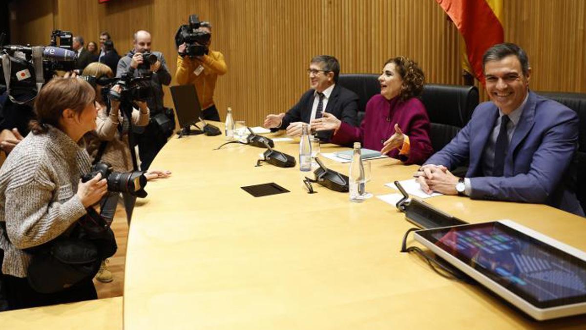 Pedro Sánchez durante la reunión mantenida este martes en el Congreso con diputados y senadores socialistas.