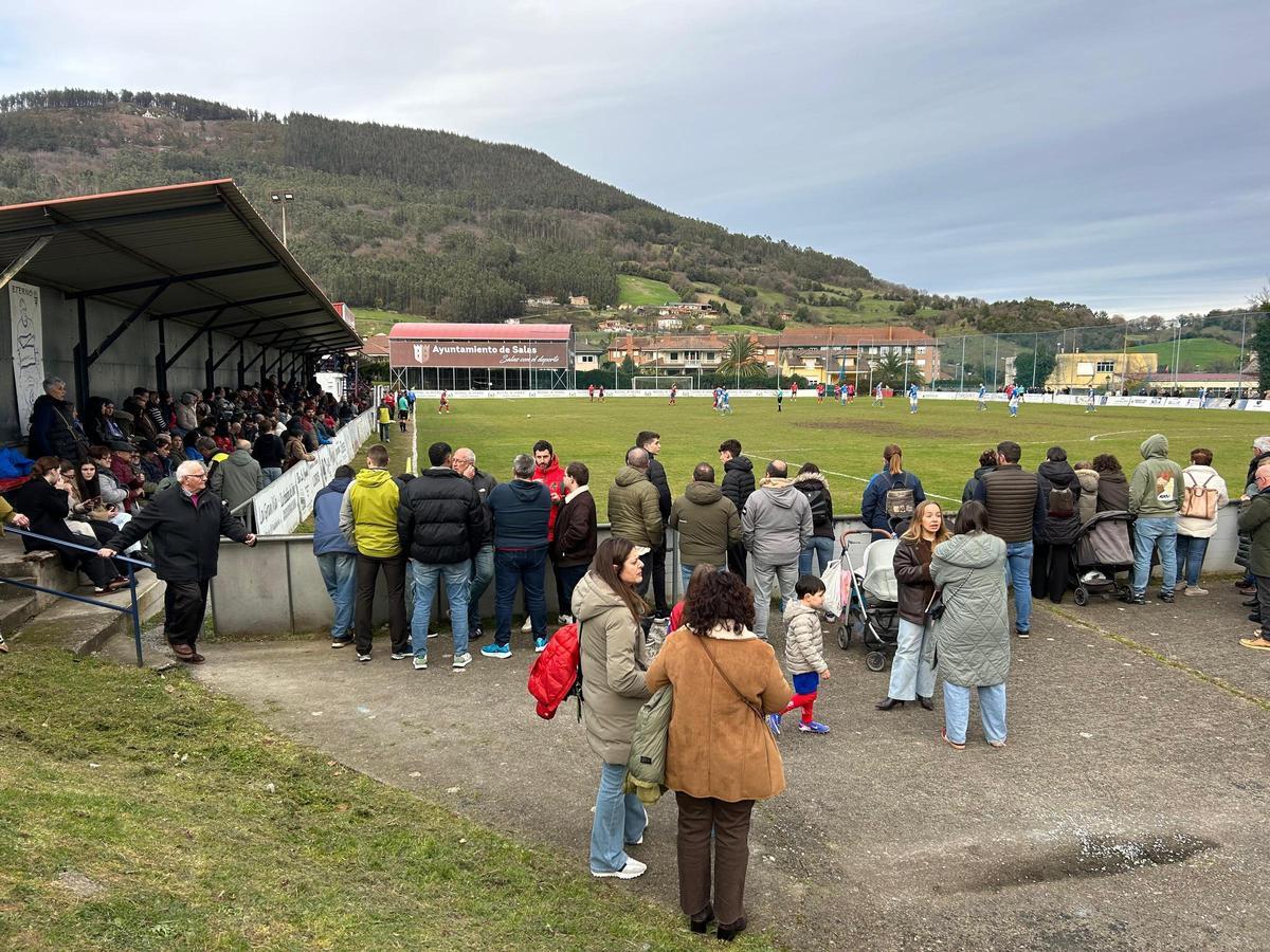 EN IMÁGENES: Así fue el derbi entre Salas y Cornellana, con victoria visitante en el último suspiro