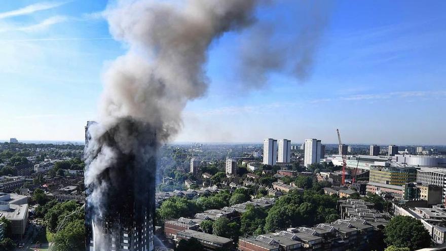 Imagen del edificio incendiado en Londres, al día siguiente del dramático siniestro.