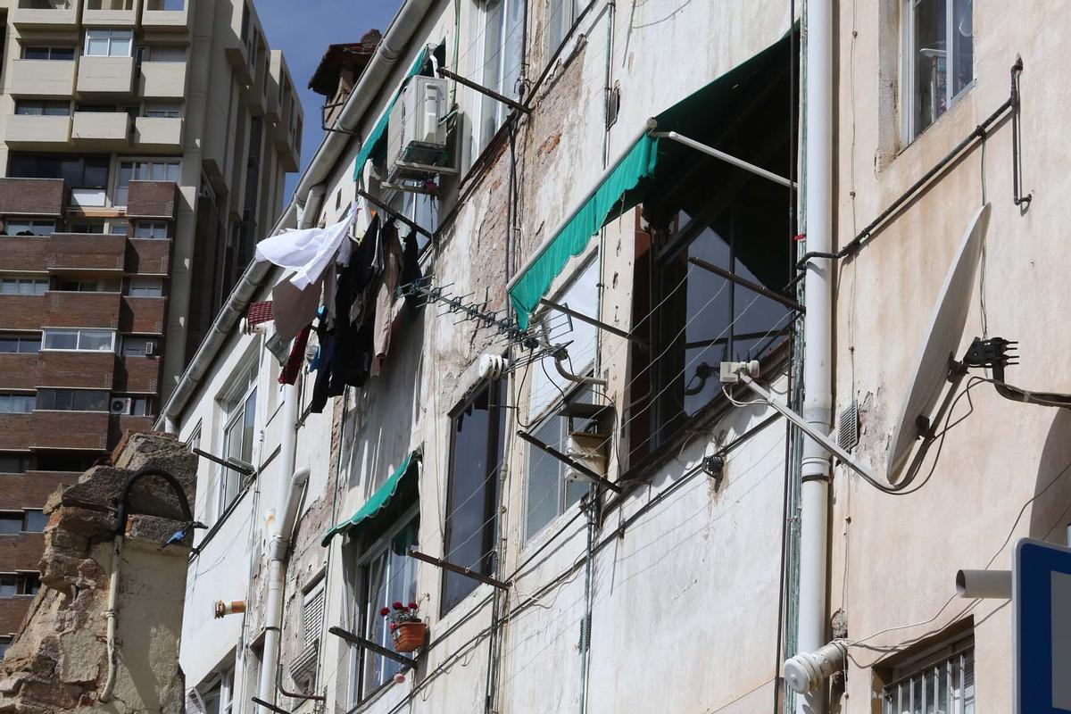 Edificio El Barco de Esplugues, desalojado el lunes por riesgo de derrumbe y en el que actualmente cinco vecinos se niegan a salir.