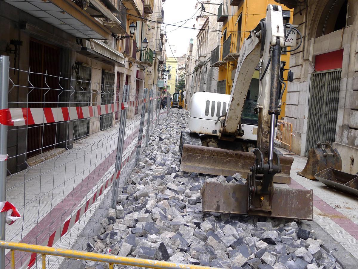 Les llambordes del primer tram del carrer van ser extretes el 2018