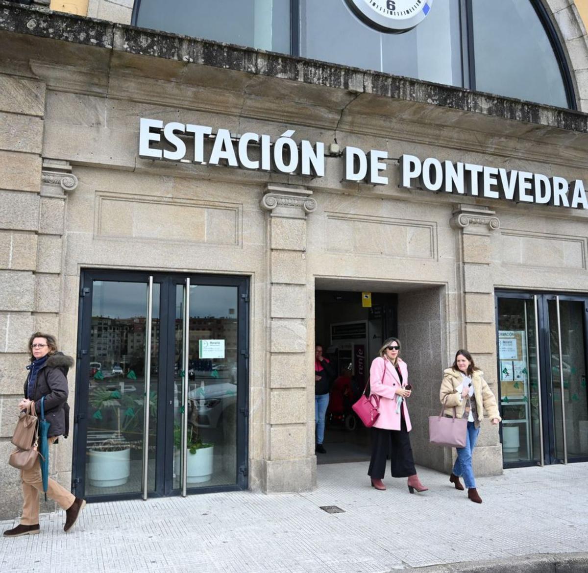 Usuarios del tren procedente de A Coruña, ayer. | Rafa Vázquez