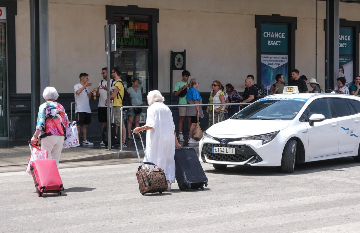 Colas para coger un taxi en Alicante.
