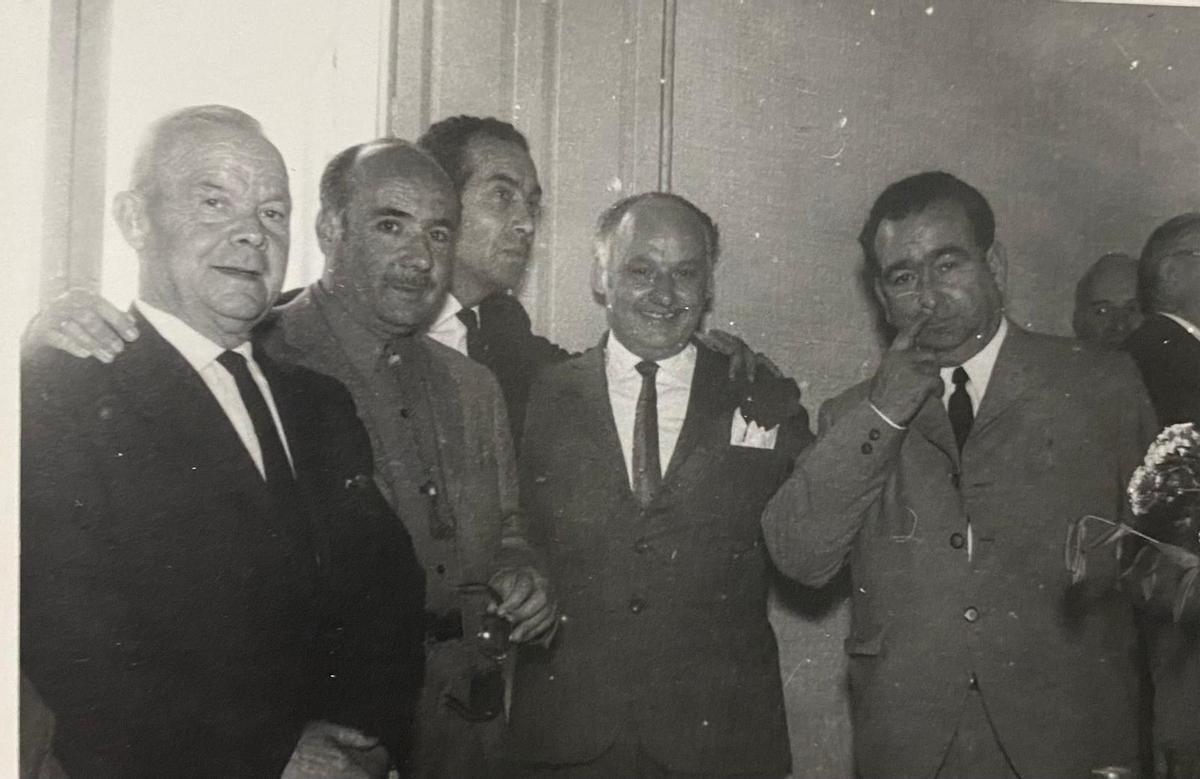 Juan Ureña, segundo por la izquierda, con varios de sus amigos de joven.