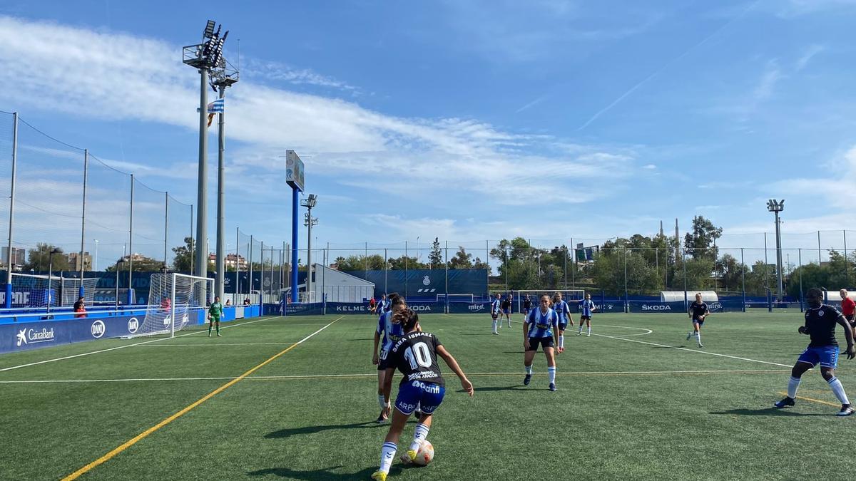 Sara Rández encarando por la banda izquierda a una rival del Espanyol B