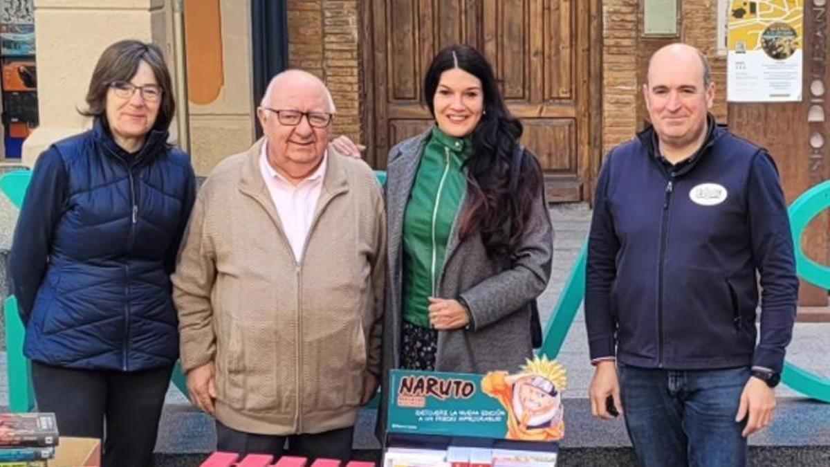 Víctor Castillón, el segundo por la izquierda, en una firma organizada por la librería con Rosario Raro.