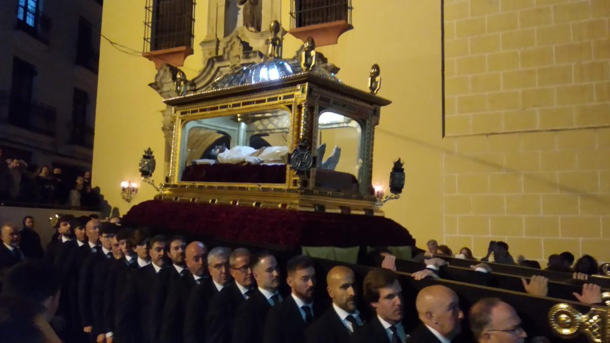 El Santísimo Cristo Yacente en su traslado, que fue uno de los que se celebró este viernes.