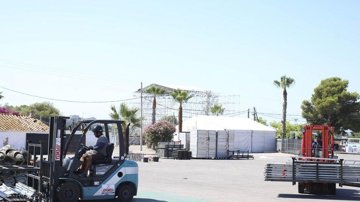 Los operarios de la organización ultiman el montaje de las infraestructuras en el recinto de conciertos para la cita que se celebrará del 14 al 17 de julio.
