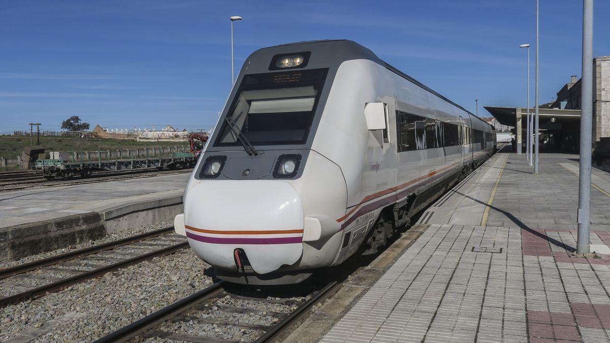 Imagen de archivo de uno de los trenes que circulan por la vía Huelva-Zafra.