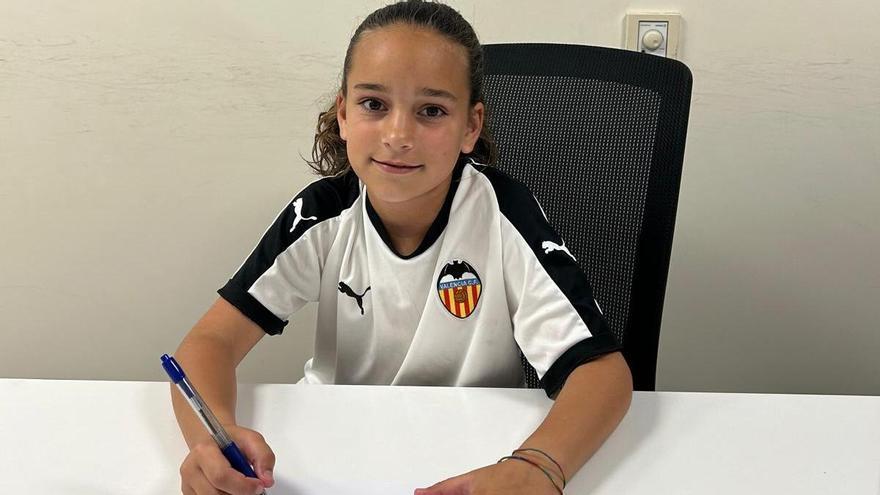María Vila Hijarro firma su contrato ya vestida del Valencia CF