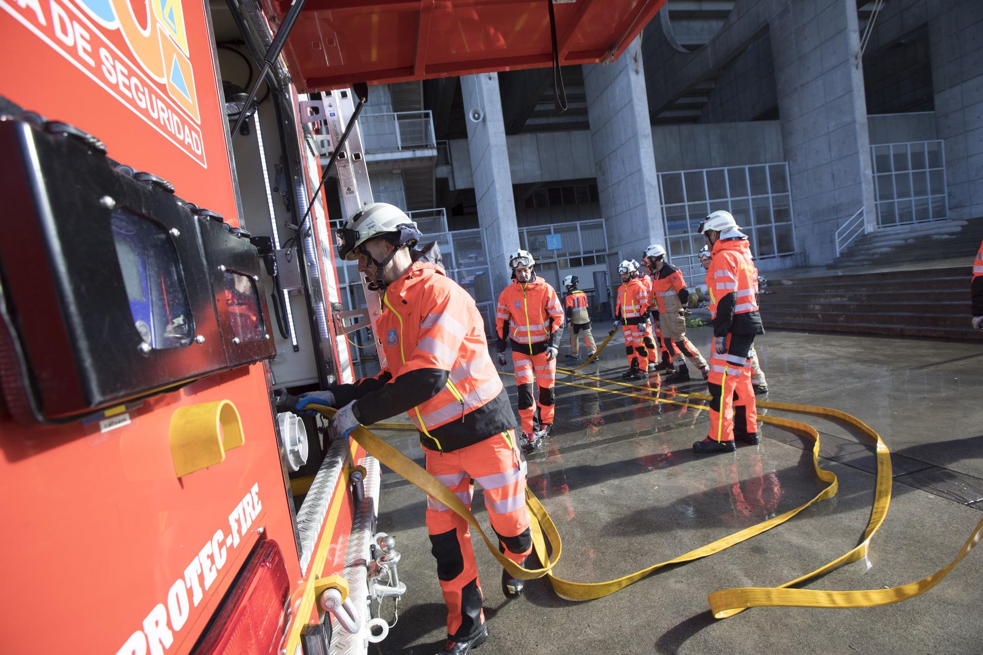 Así fue la espectacular práctica de los bomberos de Oviedo en el Tartiere