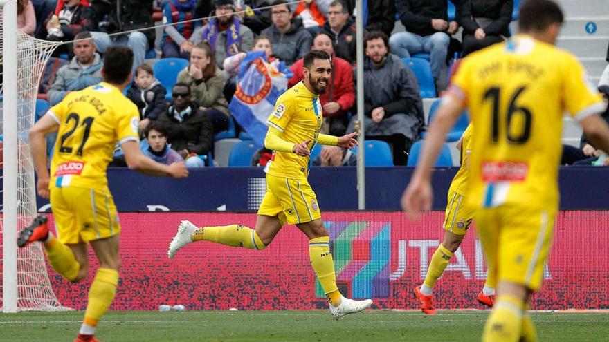 Borja Iglesias festeja el primer gol de su equipo ante el Levante. / Manuel Bruque