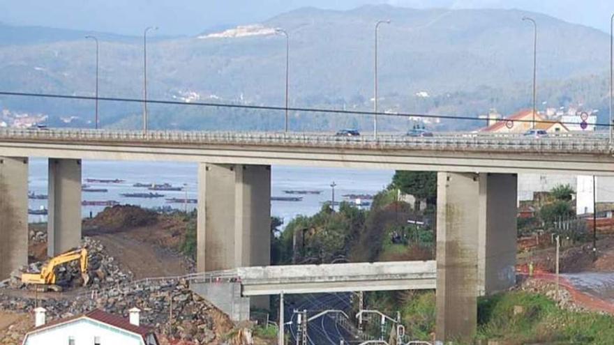 La pasarela sobre las vías construida bajo el puente de Rande. // FdV