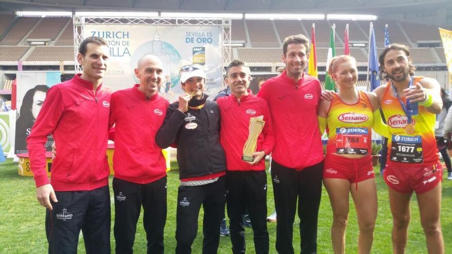 Esteban, en el centro, con la medalla