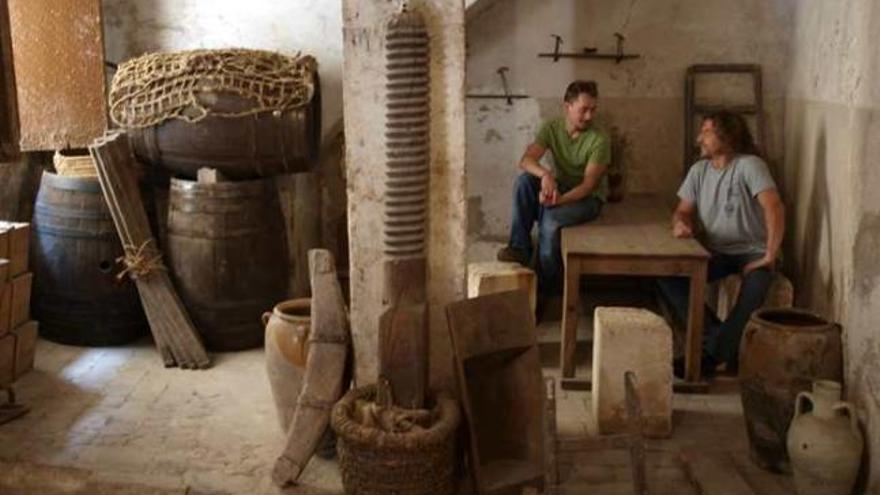 Los primos junto a uno de los tíos en la bodega.