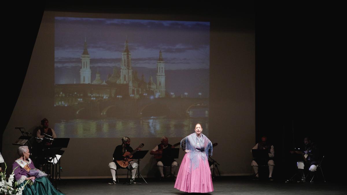 Muestra de jotas en el Xesc Forteza a cargo de la escuela Soniando.