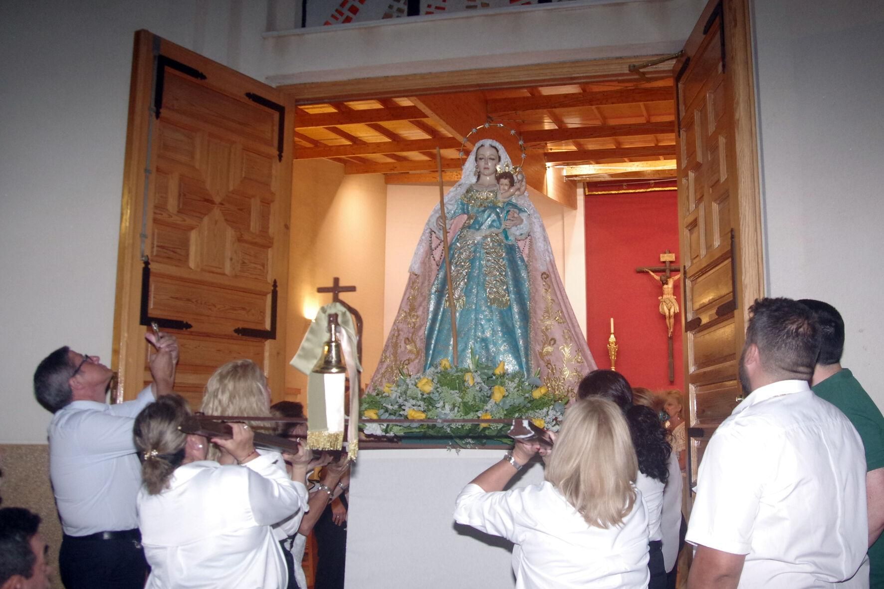 Traslado con antorchas de la Virgen de las Cañas a la parroquia de Nuestra Señora de los Dolores, en el Puerto de la Torre