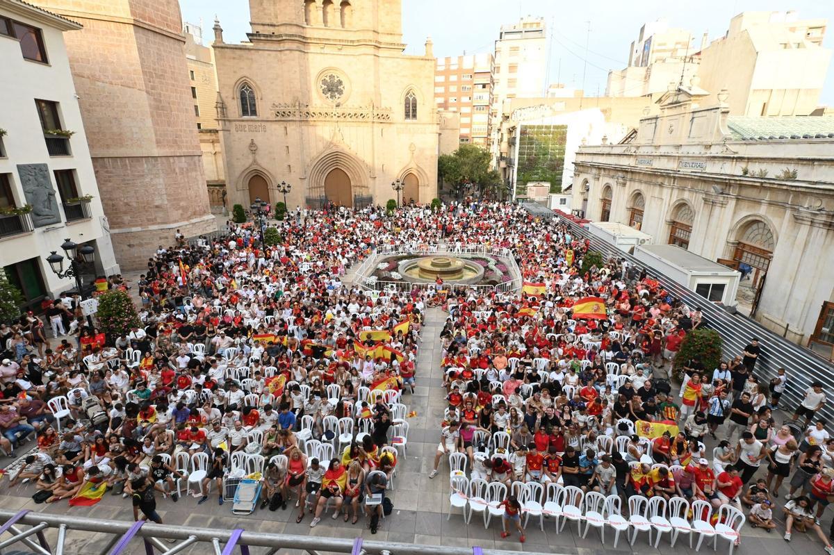 Los aficionados vibran desde la Plaza Mayor. Los aficionados vibran desde la Plaza Mayor.