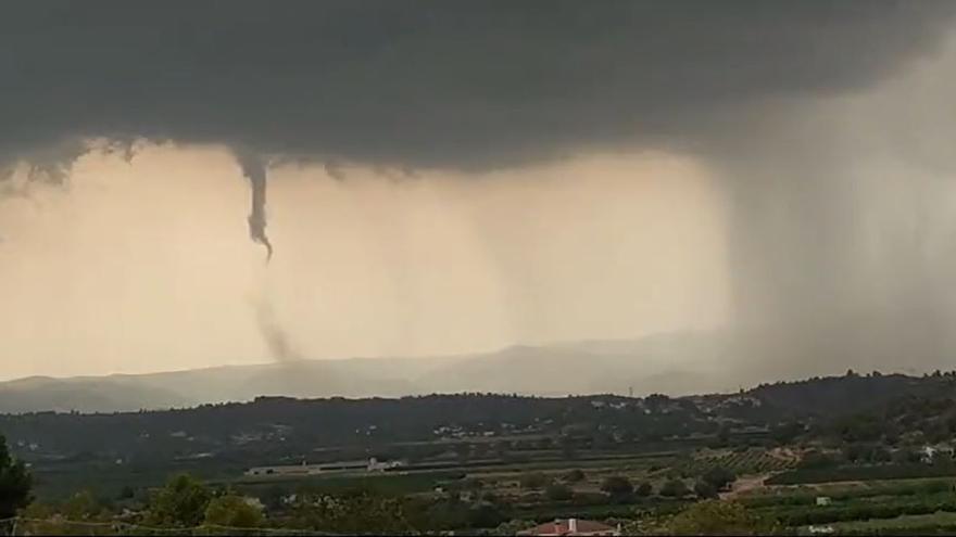 La tormenta provoca un tornado en Cheste y Chiva
