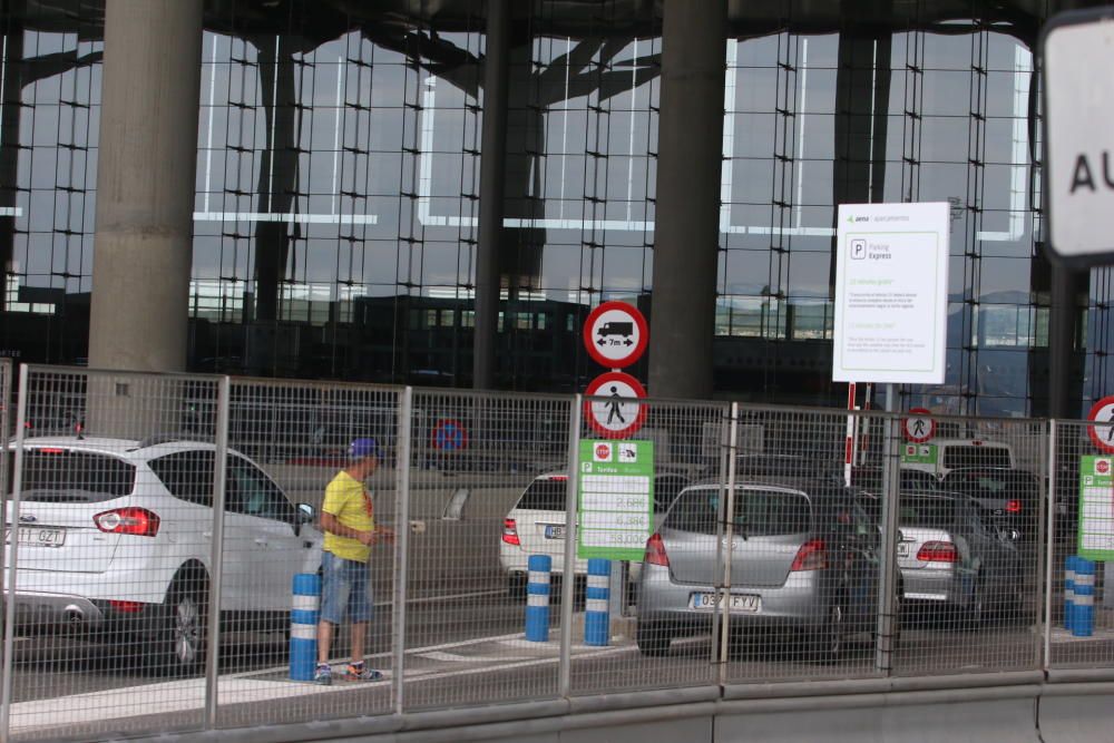 El Aeropuerto de Málaga-Costa del Sol ha terminado de reorganizar los viales en el nivel de la terminal de Salidas, eliminando las plazas de subida y bajada en la puerta de la terminal, que ha sido sustituida por 300 plazas disponibles en el aparcamiento y que se ofrecen de forma gratuita durante 15 minutos