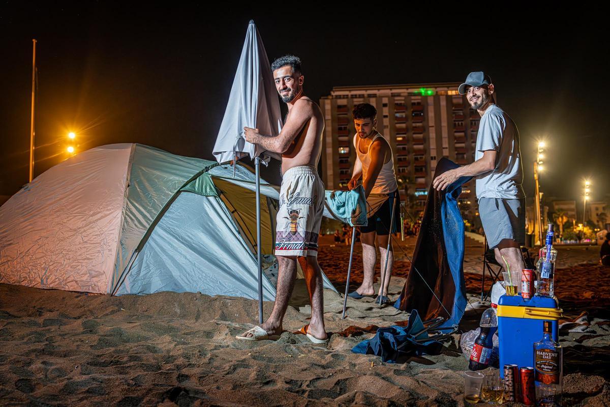 Refugio nocturno: Barcelona se refresca y descansa en sus playas durante las noches calurosas