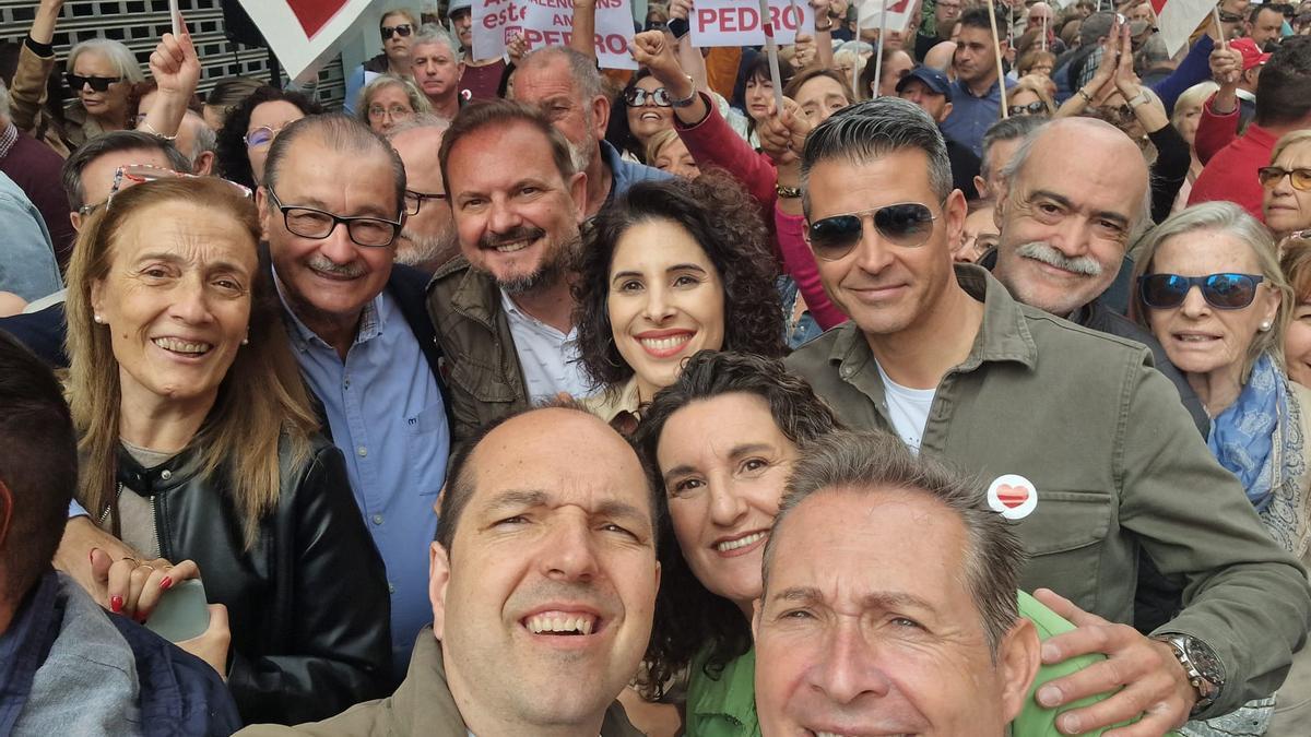 Alcaldes y destacados socialistas de l'Horta Sud, en la concentración de apoyo al presidente del Gobierno.