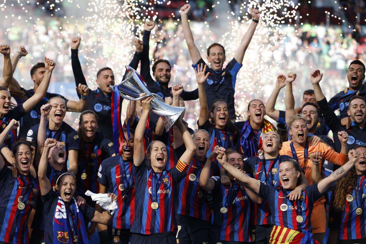 Alexia Putellas levanta la copa en el Philips Stadion de Eindhoven.