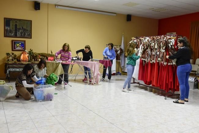 Preparativos para la representacion del dia de ...