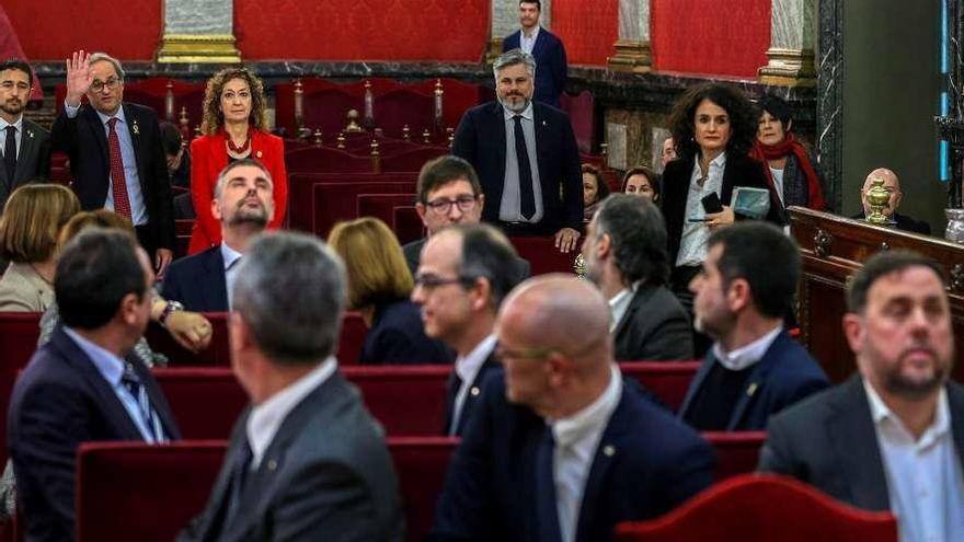 El presidente catalán, Joaquim Torra, saluda a los acusados el 12 de febrero, primer día del juicio. // Efe