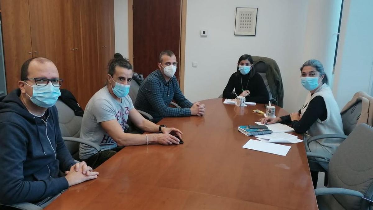 Reunión de los técnicos de ambulancias, ayer, con las alcaldesas de Moaña y de Cangas.   | // FDV