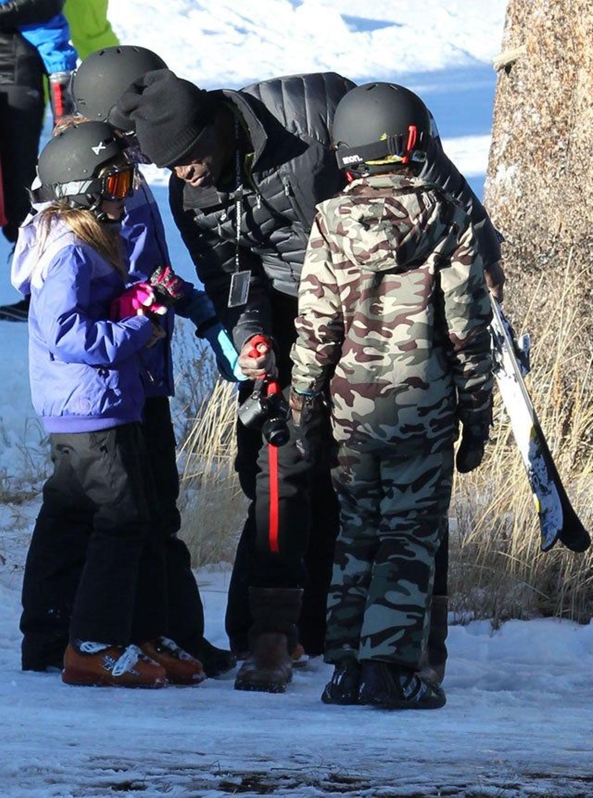 Seal con sus hijos y amiguitos de estos en el resort de Mammoth Mountain en California