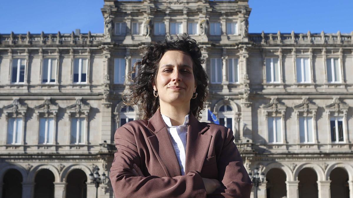 Avia Veira, ante el Palacio Municipal.